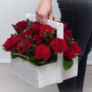Розы в деревянном ящике