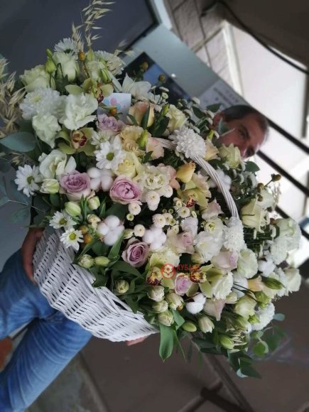 Композиция в корзине «Цветочный вернисаж» заказать за 39 700 руб. с доставкой